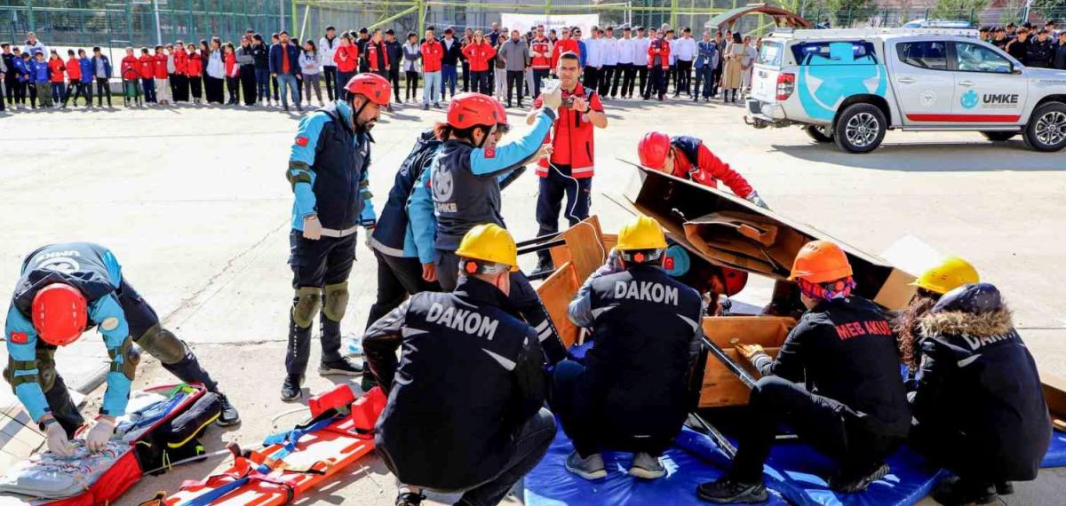 Deprem Haftası’nda Öğrencilere Afet Tatbikatı