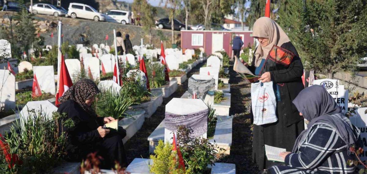 Deprem Şehitliğinde Hüzünlü Bayram