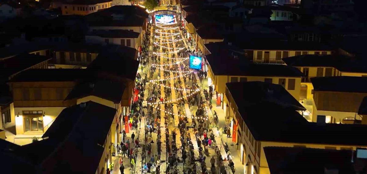 Depremde Yerle Bir Olan Kemalpaşa Caddesi İftar Sofrasıyla Yeniden Hayat Buldu