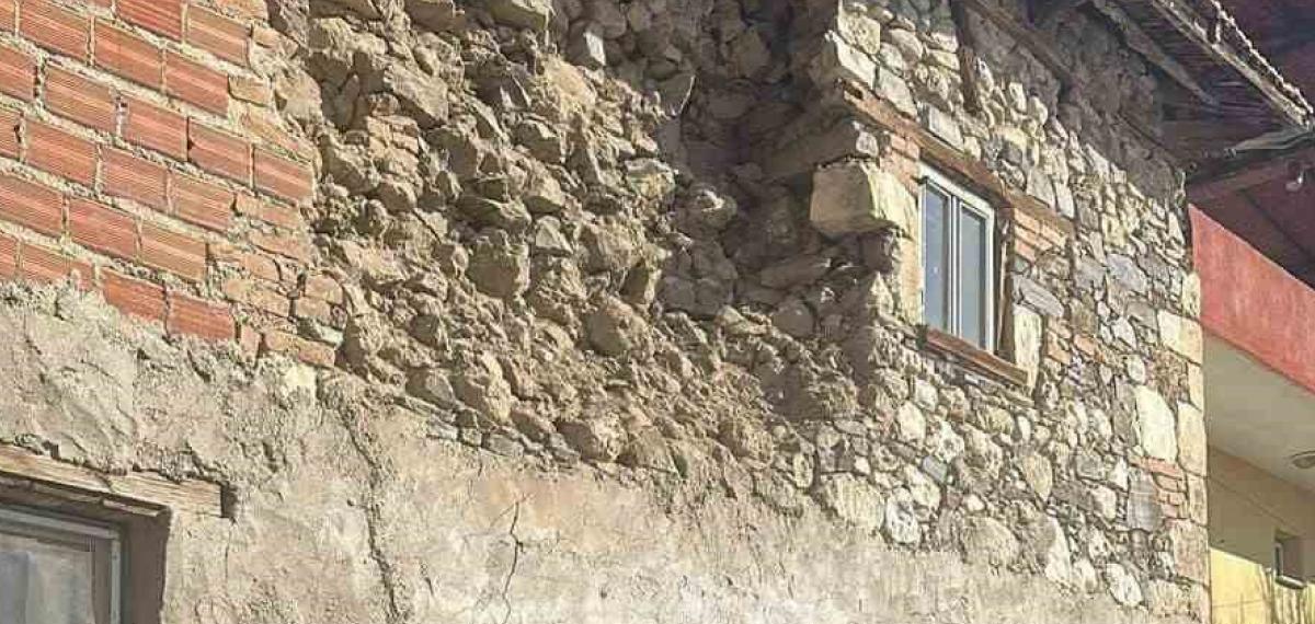 Depreme Uyanan Kadın Dua Ederek Sarsıntının Geçmesini Bekledi