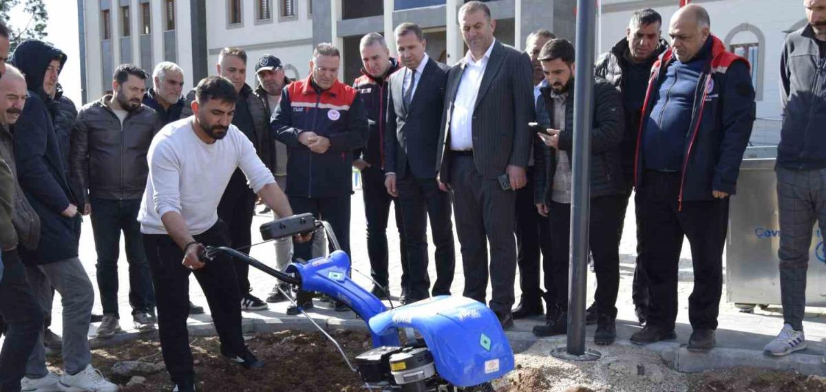 Dicle’de Modern Bağcılığa Yönelik Çiftçilere Tarım Aletleri Dağıtıldı