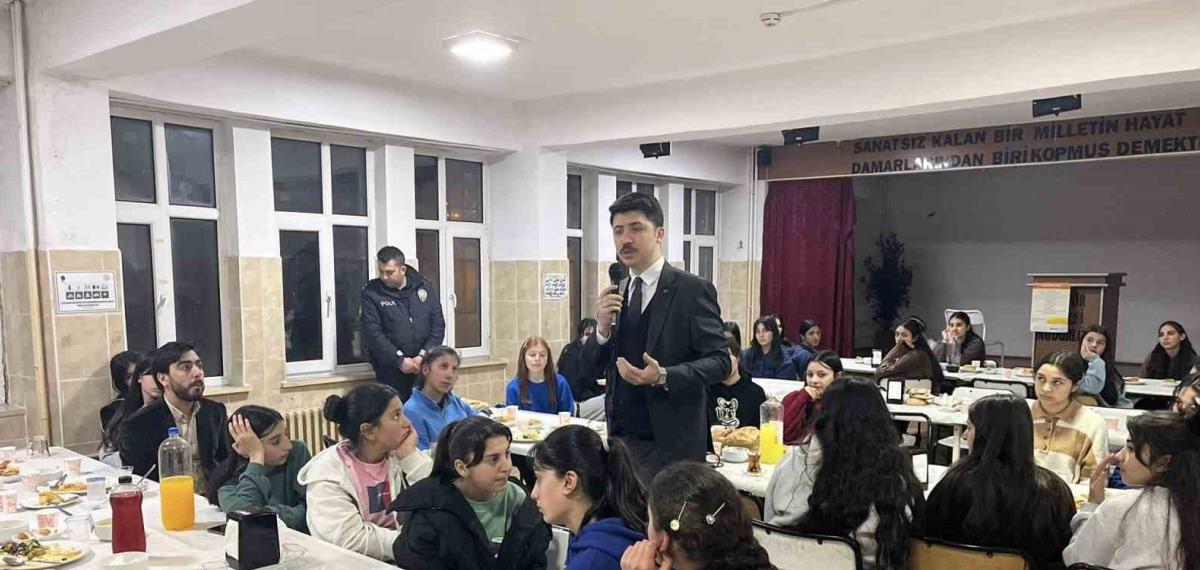 Digor Kaymakamı Ahmed Tayyib Kahraman Öğrencilerle İftar Sofrasında Buluştu