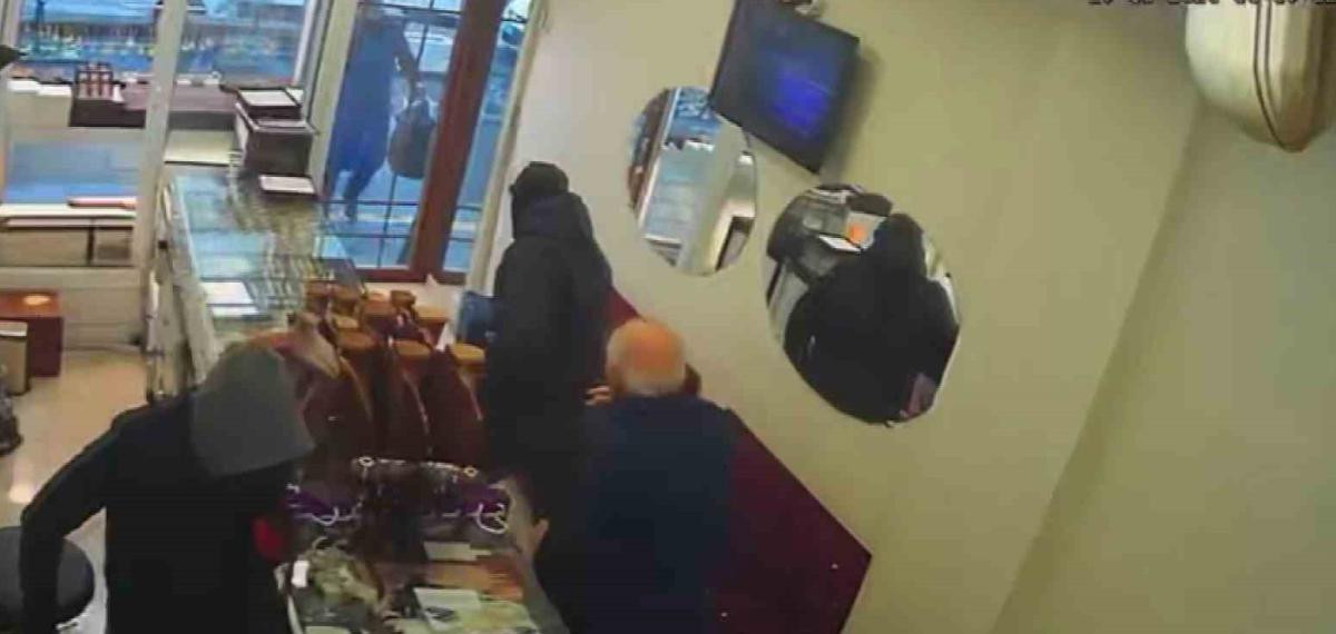 Diyarbakır’da Silahla Kuyumcu Soygunu Kamerada: Yaklaşık 1,5 Kilo Altın Çalıp Kayıplara Karıştılar