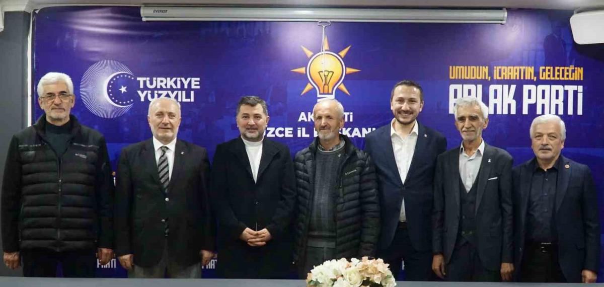 Düzce’de Emekli Eğitimciler Ak Parti’ye Katıldı