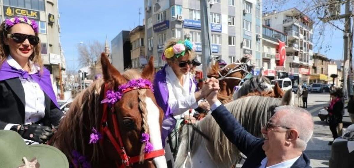 Edremit’te Kadınlar Günü’nde Atlı Kortej