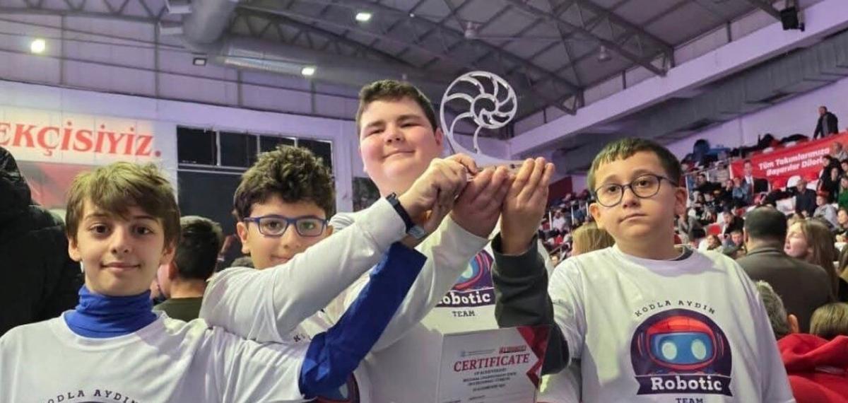 Efelerli Öğrenciler Robot Tasarımında Ege Bölgesi Birincisi Oldu