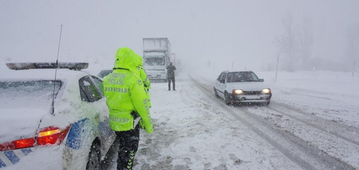 Erzincan Güne Karla Uyandı: Kar ve Sis Ulaşımı Aksattı