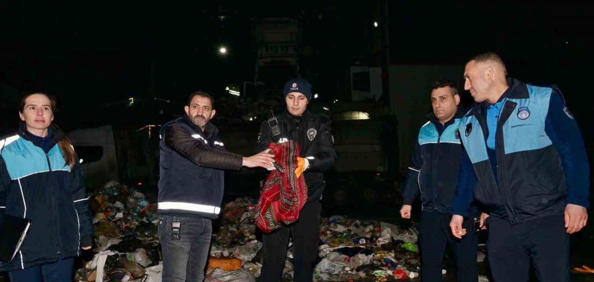 Esenyurt’ta Çöpten Servet Çıktı: 1 Milyon 200 Bin TL’lik Altın Sahibine Teslim Edildi