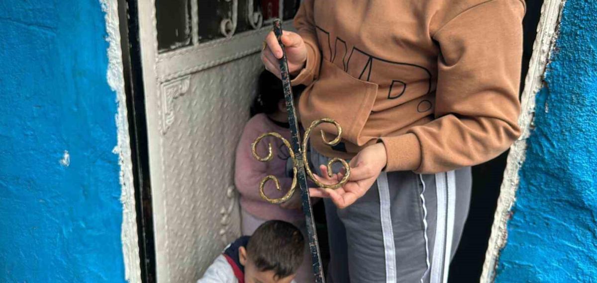 Fatih’te Bina Çökmesinde Patlamanın Etkisiyle Demir Parçaları Evlere İsabet Etti