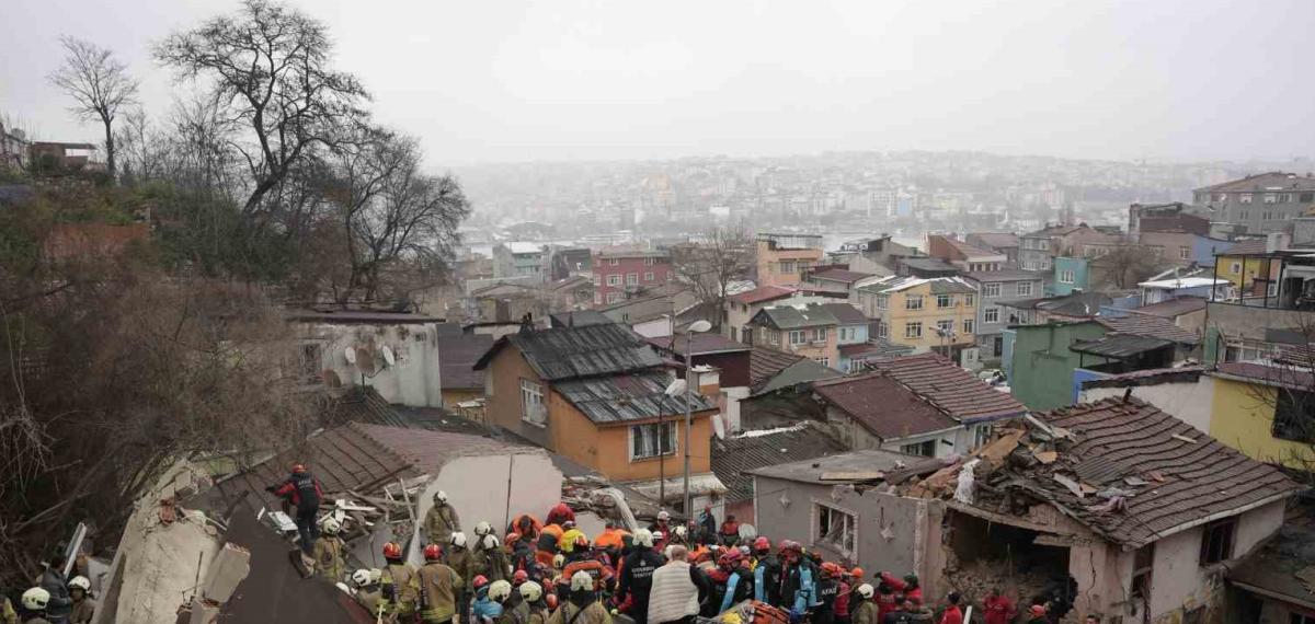 Fatih’te Çöken Binalarda Enkaz Altında Kalanları Kurtarılma Çalışması Devam Ediyor