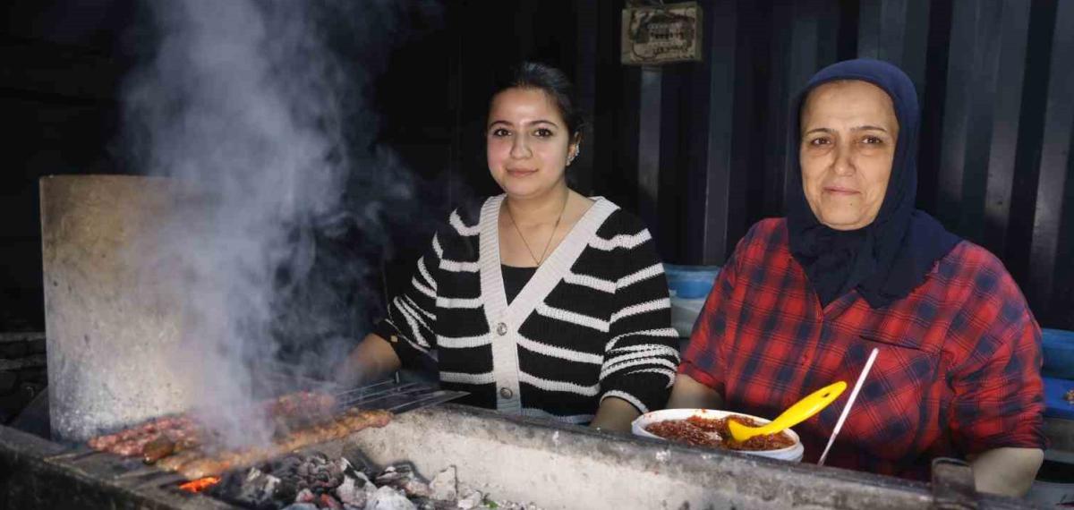 Garson Olarak Girdiği İş Yerinde Kebapçılığı Öğrenen Zeynep, Depremin Ardından Açtıkları İş Yerinde Izgara Başında Mesai Yapıyor