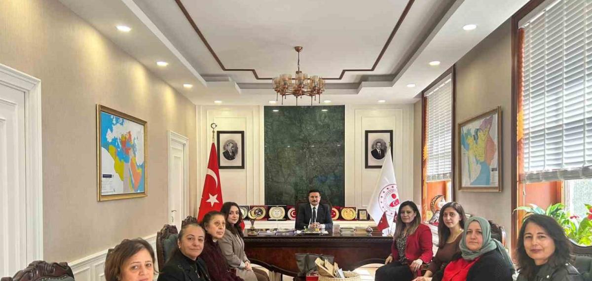 Gökçeadalı Kadınlardan Kaymakam Acar’a El Emeği Hediyesi