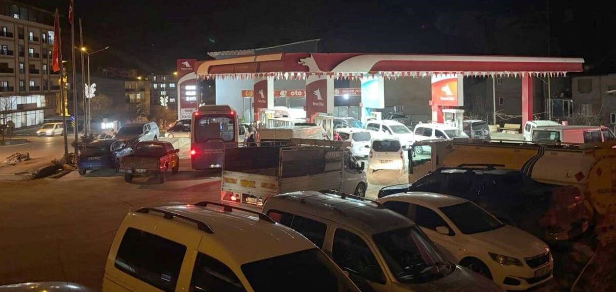 Hakkari’de Akaryakıt Kuyruğu: Zam Beklentisi İstasyonları Doldurdu