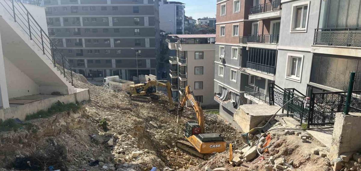 Heyelanda Çöken İstinat Duvarının Enkazını Kaldırma Çalışmaları Sürüyor