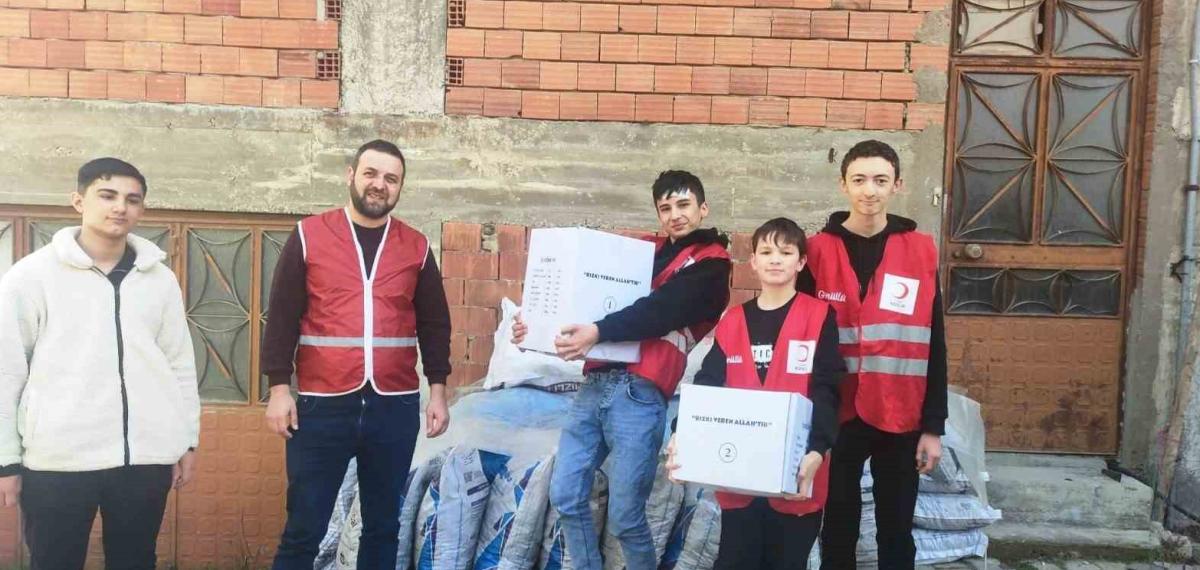 Hisarcık’ta Öğrenciler Kızılay’ın Yardım Kolilerini İhtiyaç Sahiplerine Ulaştırdı