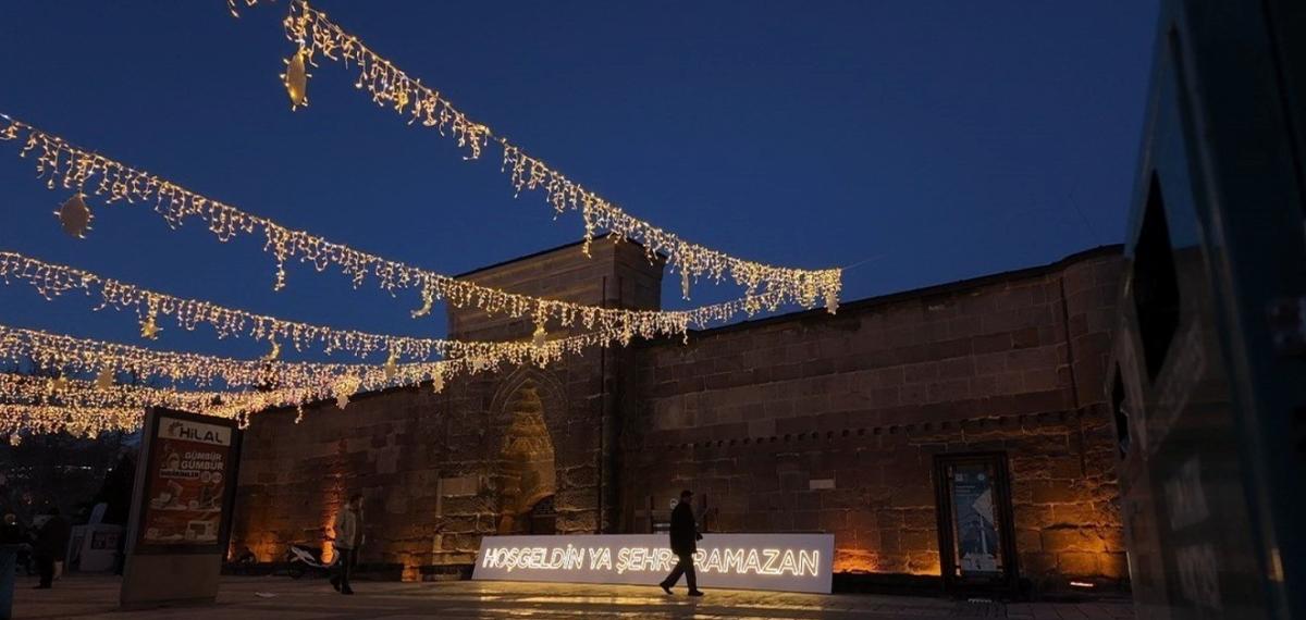 Hunat Cami Işıklarla Donatıldı