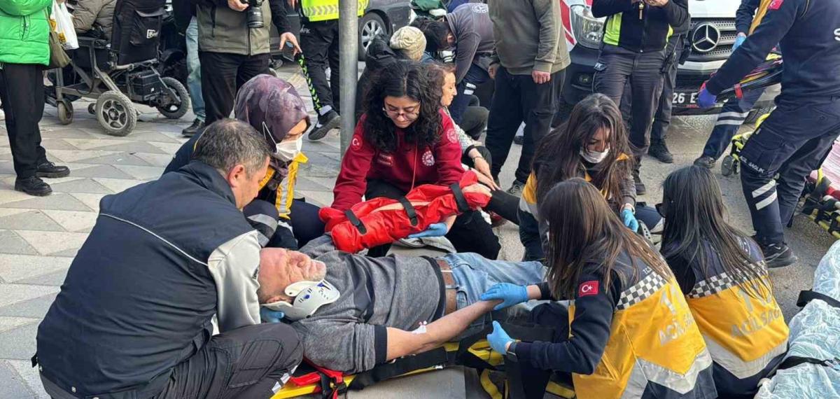 İki Otomobil Çarpıştı, Savrulan Araçlardan Biri Yayaların Arasına Daldı, 5 Yaralı