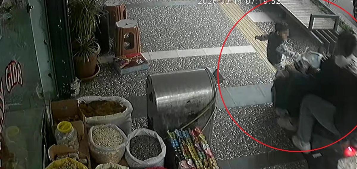 İş Yerinden Fırlayan 5 Yaşındaki Çocuğun Ölümden Döndüğü Kaza Anları Güvenlik Kamerasına Yansıdı