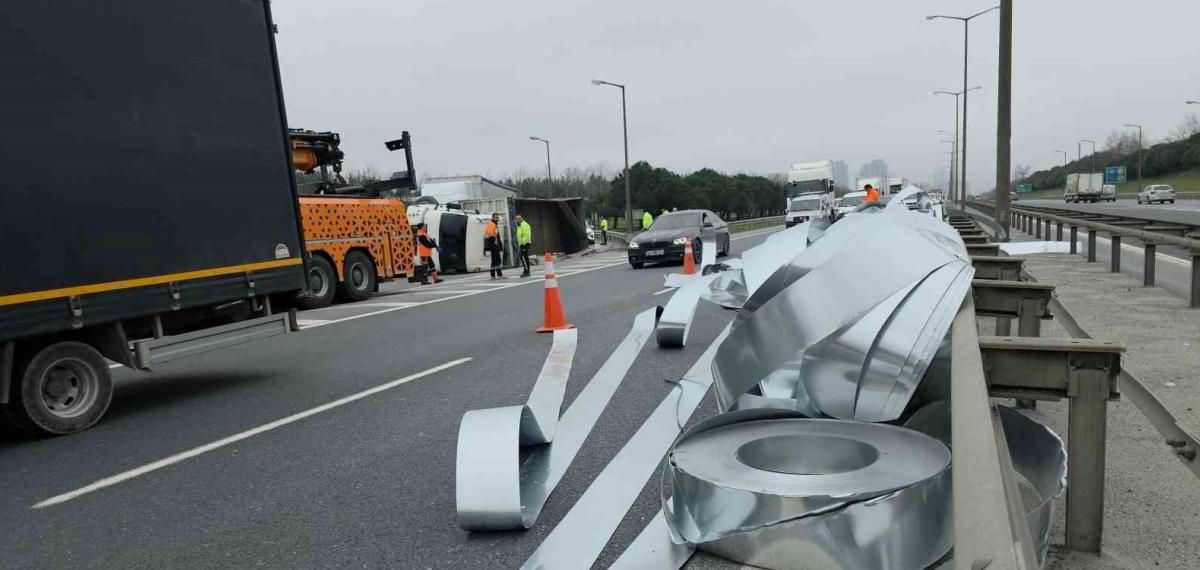 İstanbul-Edirne Otoyolu’nda Kaza: Rulo Saclar Yola Savruldu