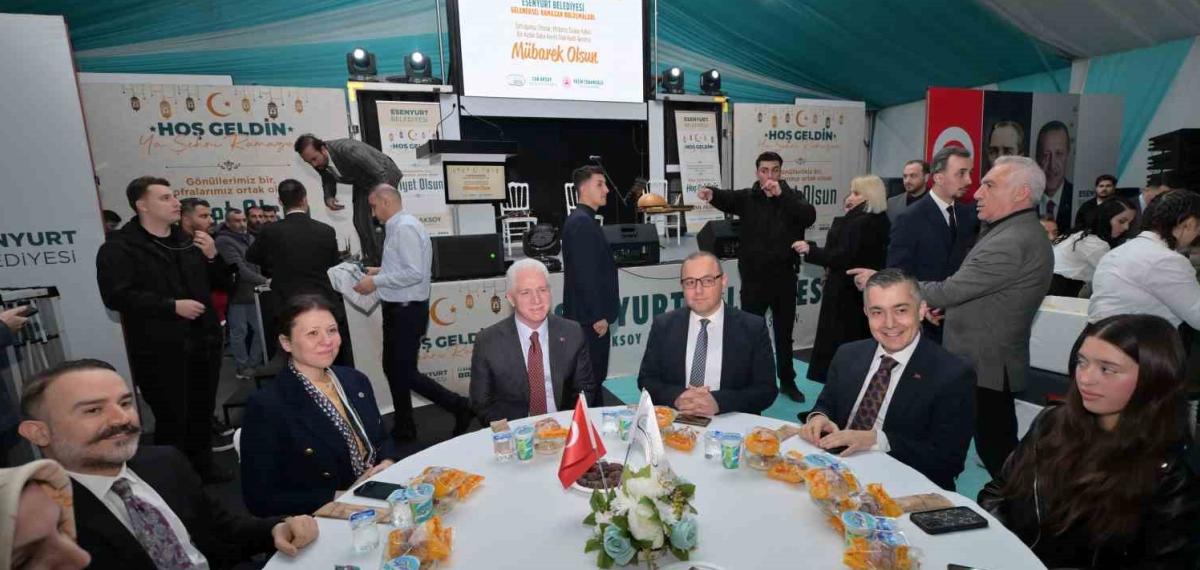 İstanbul Valisi Davut Gül ve Başkan Vekili Aksoy, Kadir Gecesi’nde Vatandaşlarla İftar Yaptı