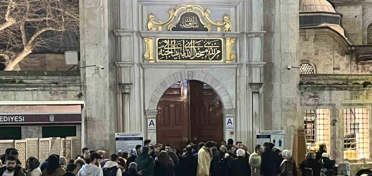 İstanbul’da Vatandaşlar Kadir Gecesi’nde Eyüpsultan Camii’ne Akın Etti