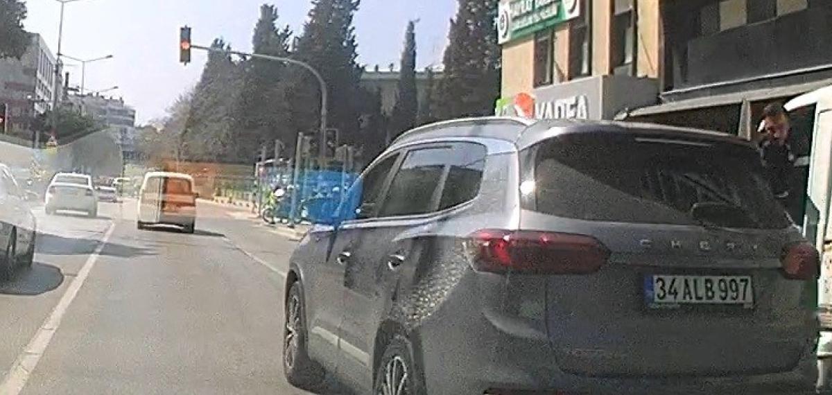 İzmir’de Kural Tanımaz Sürücü Araç Kamerasına Yansıdı