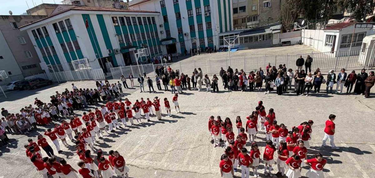İzmir’de Öğrenciler İstiklal Marşı’nı İşaret Diliyle Okudu