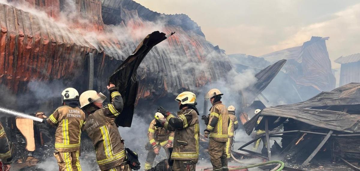 İzmir’de Sanayi Sitesindeki Yangın Kontrol Altına Alındı