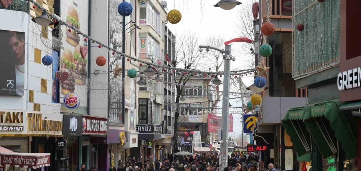 İzmit Sokaklarında Bayram Alışverişi Hareketliliği: Adım Atacak Yer Kalmadı