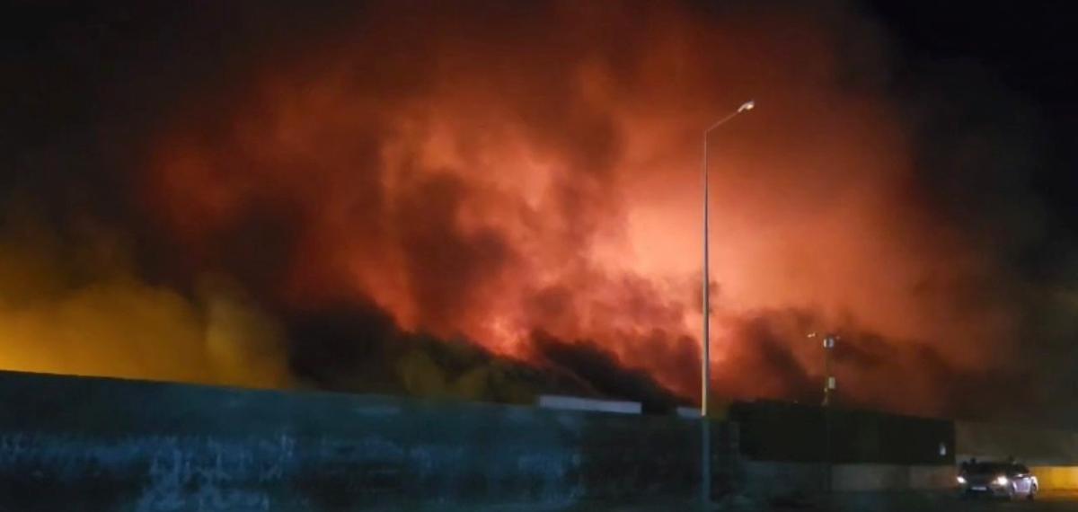 Kadirli Osb’de Tavuk Fabrikasında Çıkan Yangın Sabaha Karşı Söndürüldü