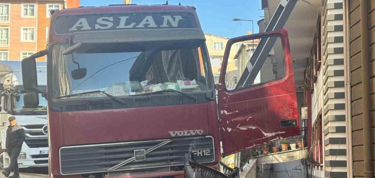 Kağıthane’de İnanılmaz Kaza: El Frenini Çekmeyi Unuttuğu Hafriyat Kamyonunu Durdurmaya Çalışırken Aşağı Düştü
