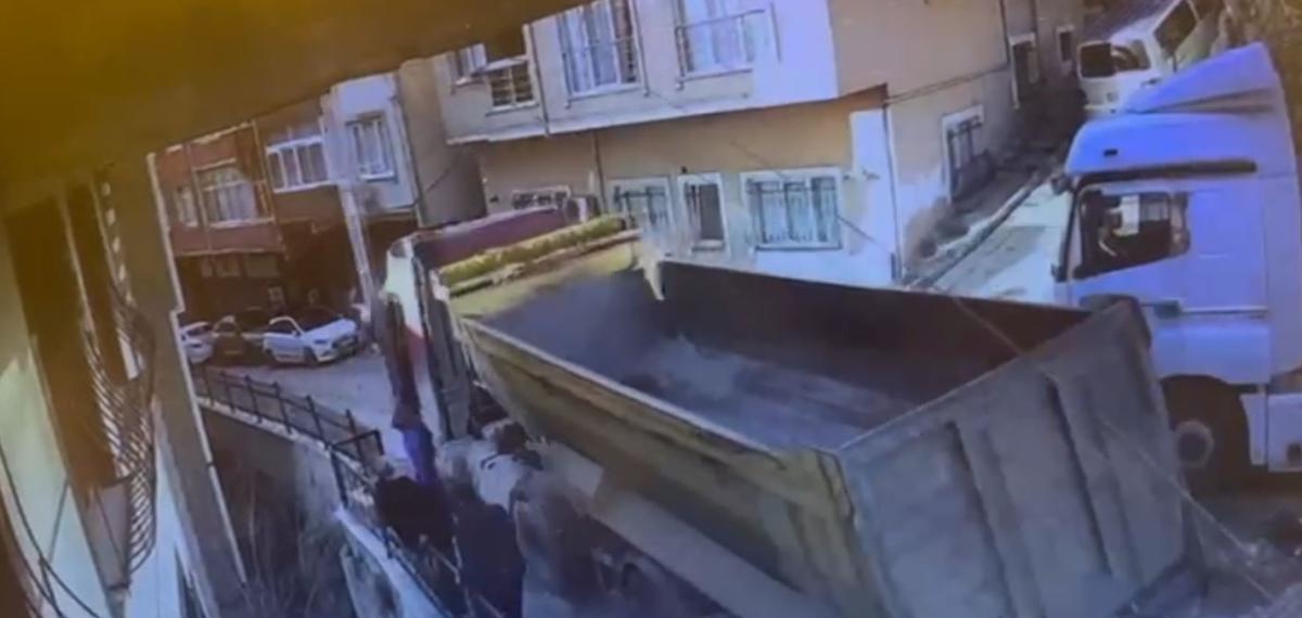 Kağıthane’de Kayan Hafriyat Kamyonunu Durdurmaya Çalışırken Aşağı Düşen Şoför Hayatını Kaybetti