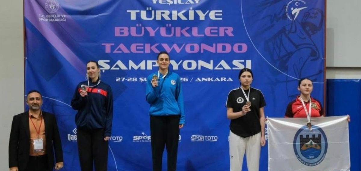 Kağıtsporlu Sporculardan Madalya Yağmuru
