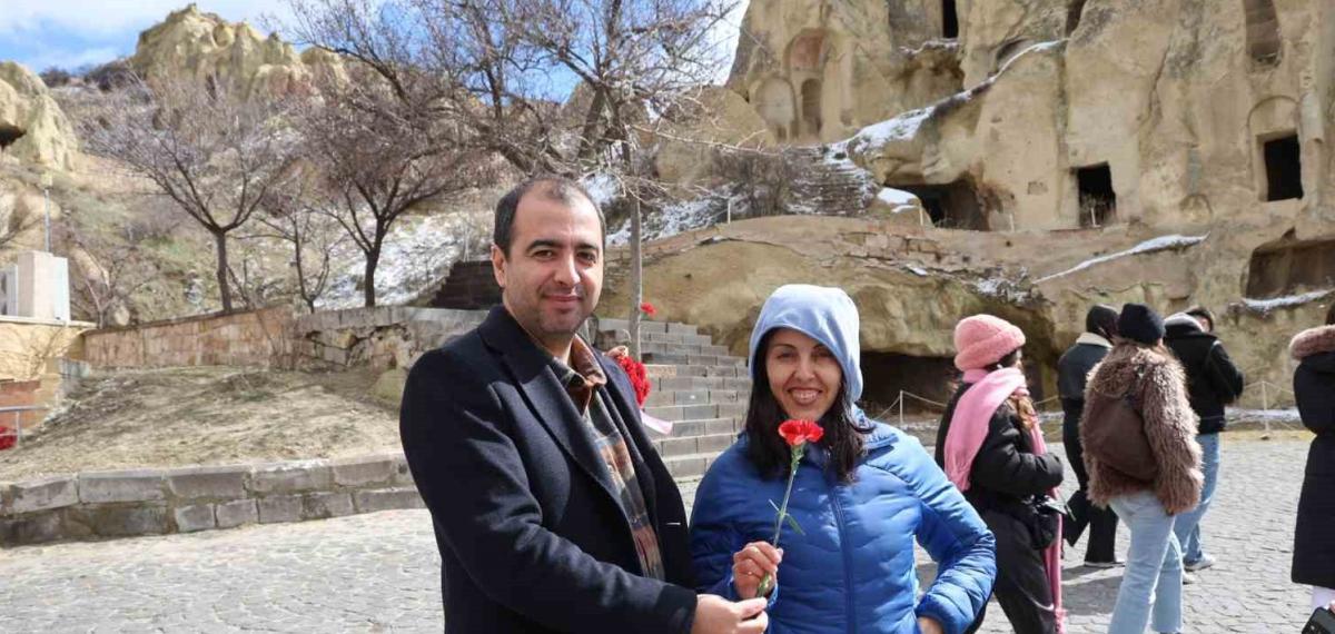 Kapadokya’da Kadın Turistlere Çiçekli 8 Mart Sürprizi