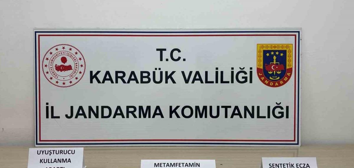 Karabük’te Jandarmadan Kaçakçılık ve Uyuşturucu Operasyonu: Silah, Uyuşturucu ve Kaçak Telefon Ele Geçirildi