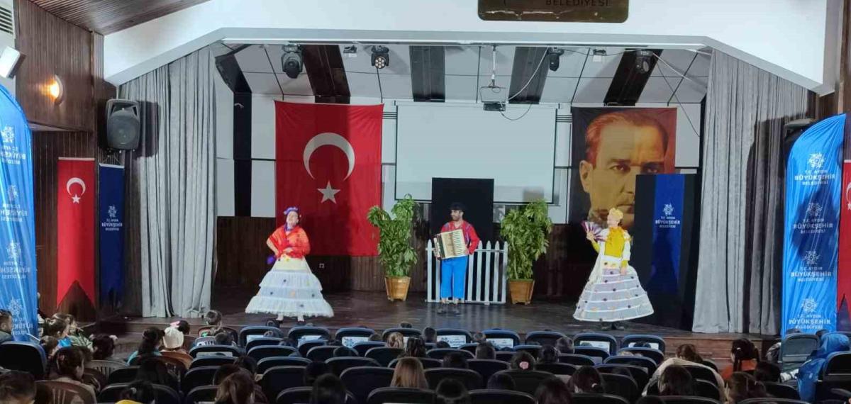 Karacasulu Minikler Büyükşehir’in Tiyatrosuyla Eğlendi