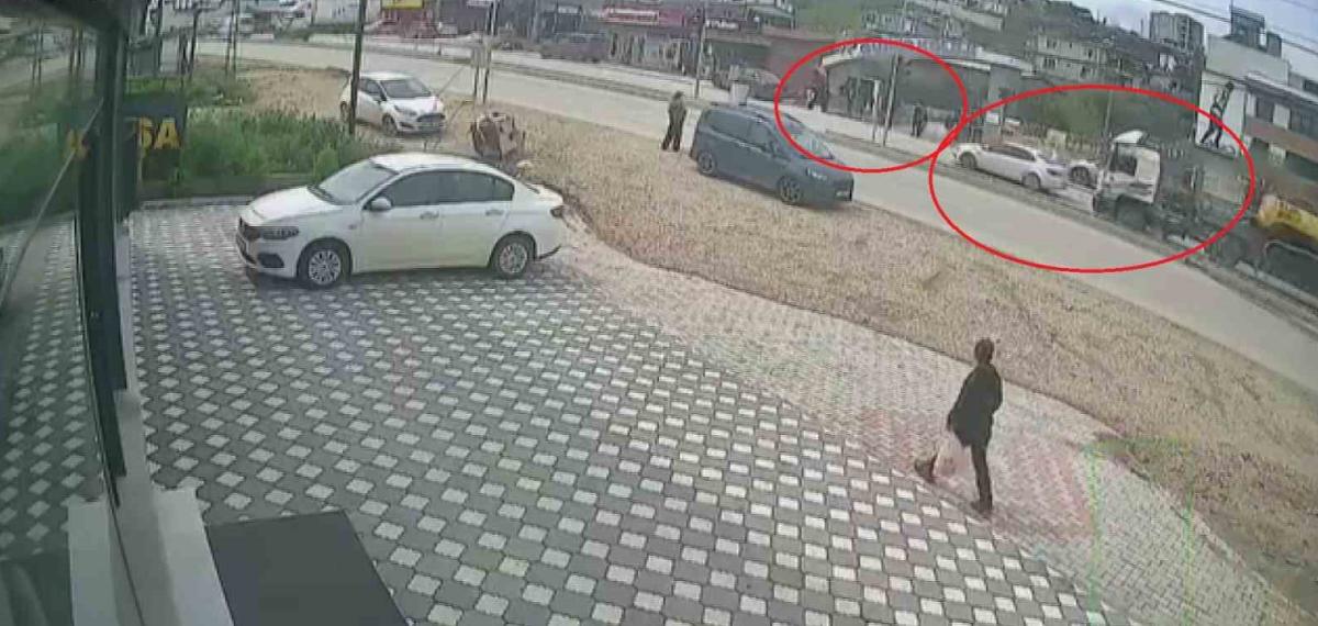 Karşıdan Karşıya Geçmek İsteyen Öğrencilere Çarpmamak İçin Sola Manevra Yapan İş Makinesi Yüklü Tır Sürücüsünün Faciayı Önlediği Anlar Kamerada