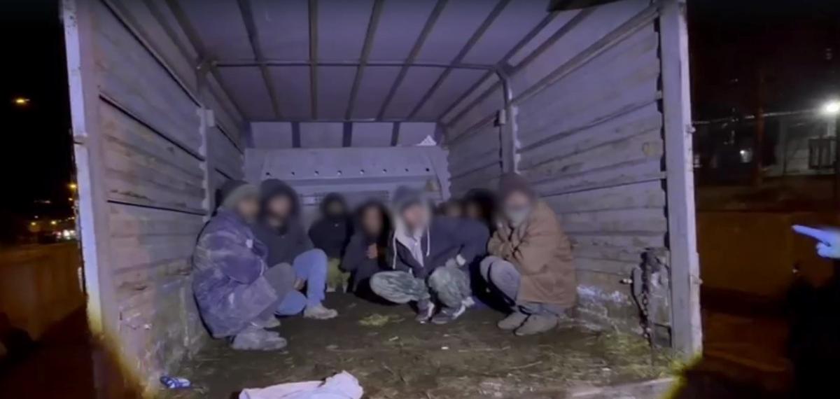 Kars’ta Kamyonet Kasasından 12 Kaçak Göçmen Çıktı: 4 Organizatör Tutuklandı