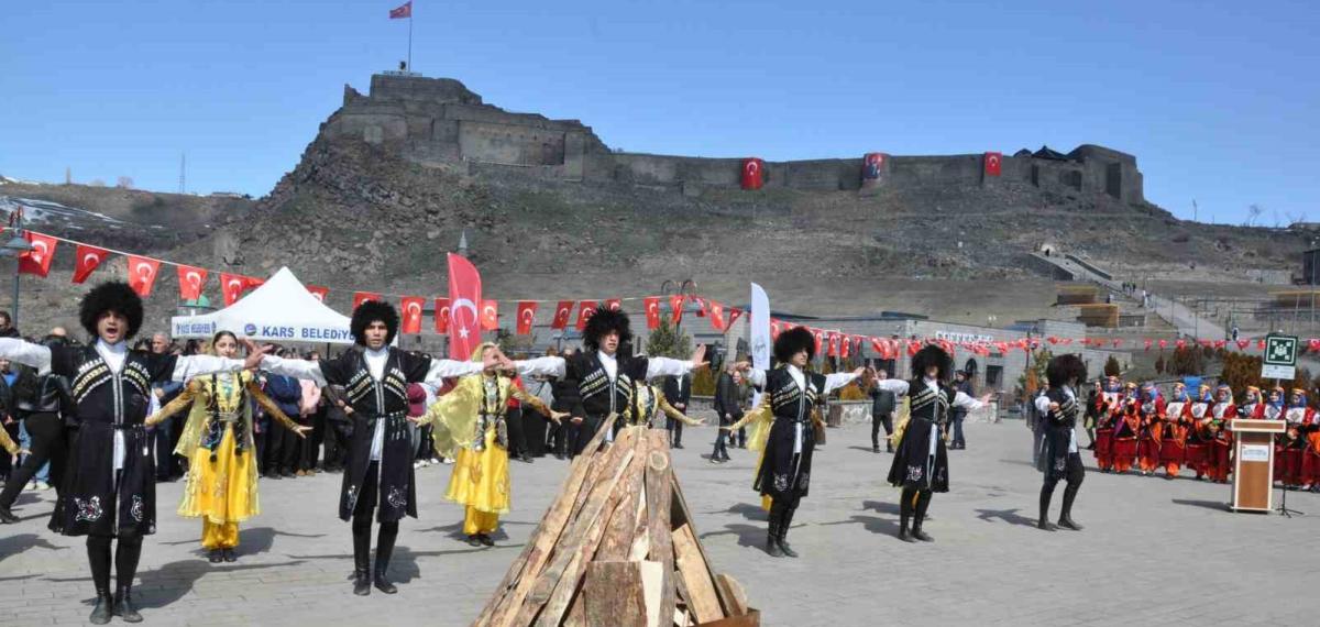 Kars’ta Nevruz Coşkusu: Ateş Yakıldı, Halaylar Çekildi