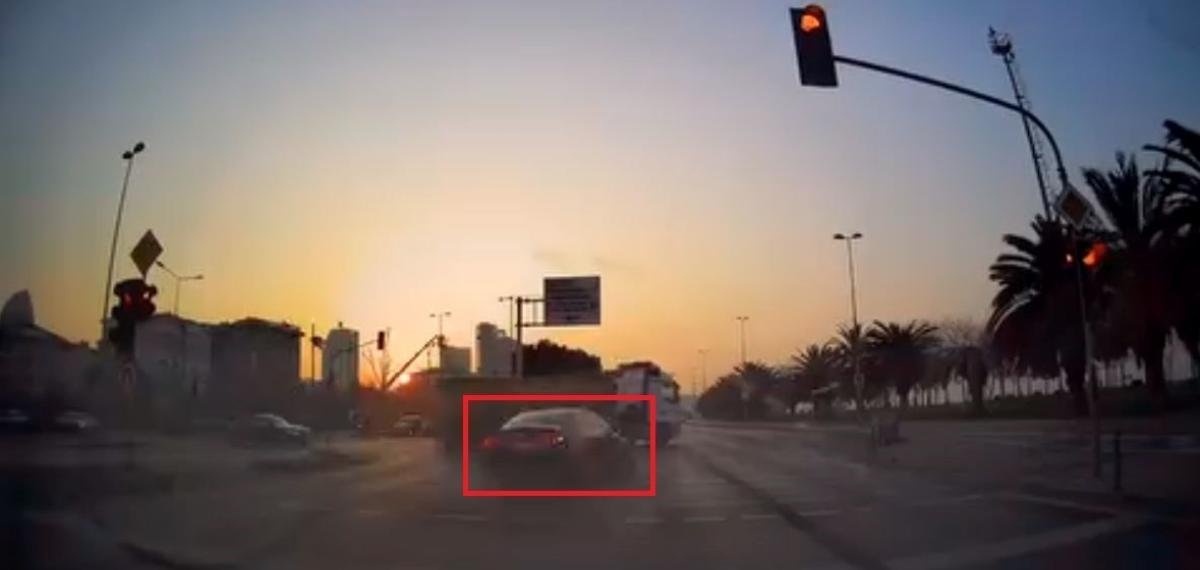 Kartal’daki Kaza Anları Kamerada: Kırmızı Işıkta Geçen Araç Durağa Böyle Daldı