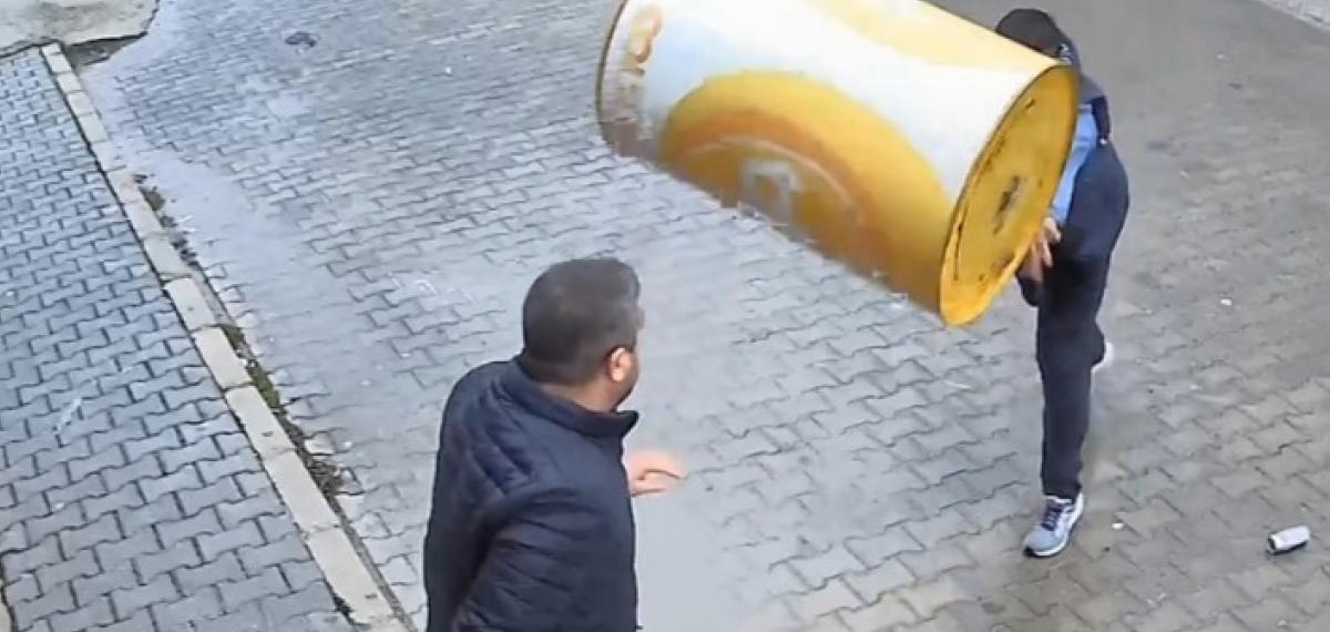 Kavgada Eline Geçirdiği Varil, Parke Taşı ve Masayı Karşı Tarafın Üzerine Attı