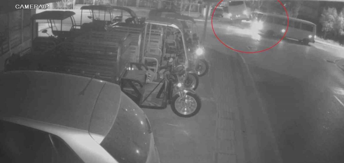 Kaza Yapan Otel Servisi, Park Halindeki Araçların Üzerine Devrildi