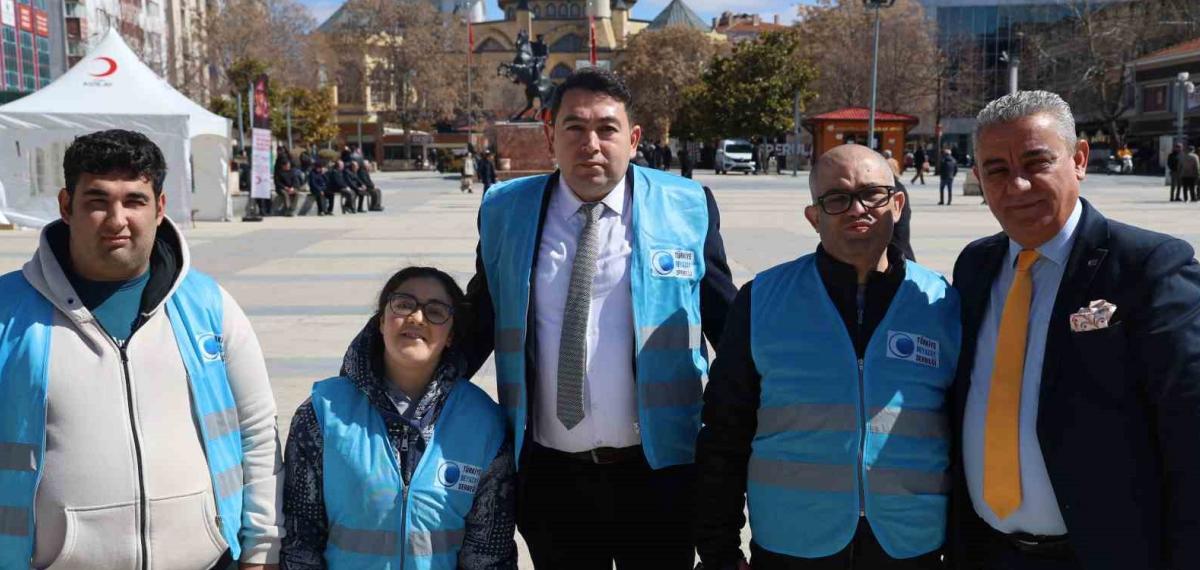 Kırşehir’de Özel Bireylerden Kadınlara Gül ve Karanfil