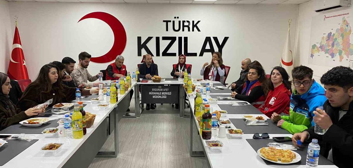 Kızılay’dan Üniversite Öğrencilerine “Anne Eli” İftar Sofrası