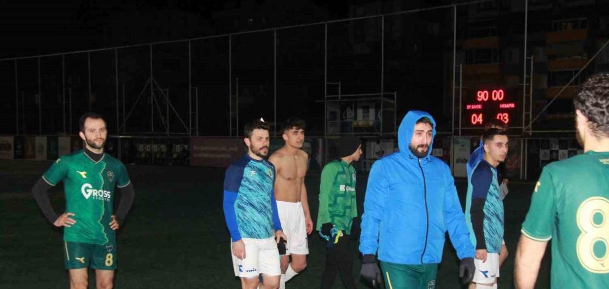 Kocaeli’de Rakipleri Gol Atsın Diye Yere Yatan Futbolcuların Savunmaları Alındı