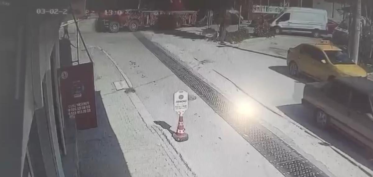 Kontrolden Çıkan Vincin Otomobilleri Sürüklediği Anlar Kamerada