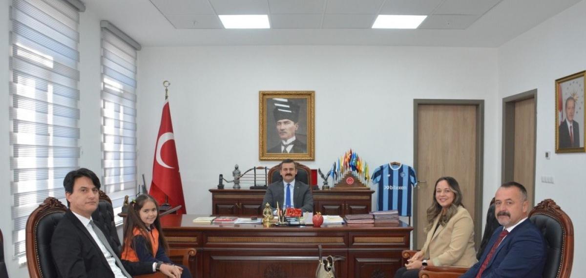 Köyceğiz’de İstiklal Marşı’nı Okuma Yarışmasında 1’inci Olan Öğrenci Ödüllendirildi