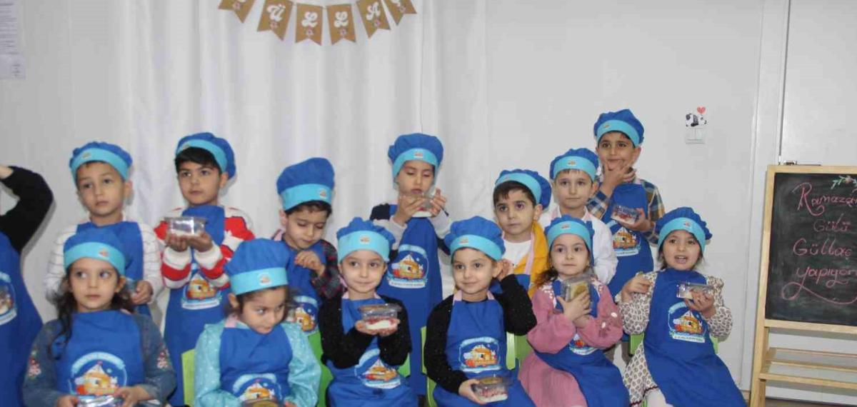 Kur’an Kursu Öğrenciler Ailelerine Güllaç Hazırladı