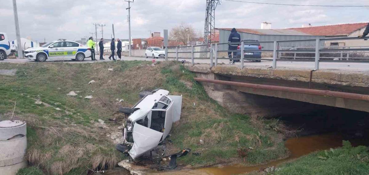 Kütahya’da Otomobille Çarpışan Araç Dereye Uçtu: 3 Yaralı