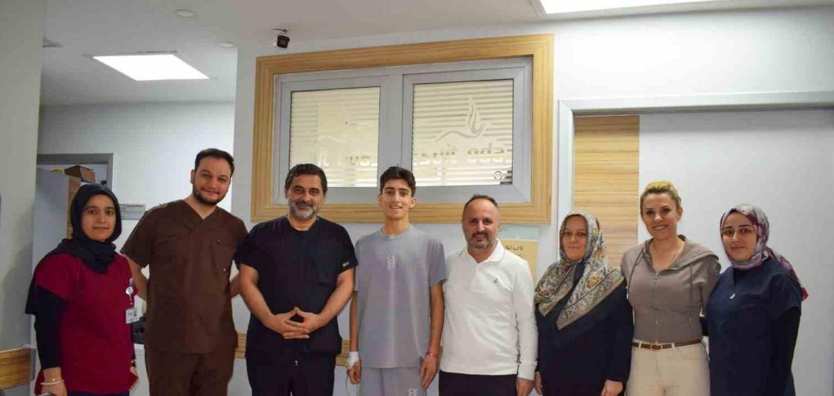 Maçta Kaleciyle Çarpışan Genç Futbolcunun Böbreği Parçalandı, Ameliyatla Hayatı Kurtuldu